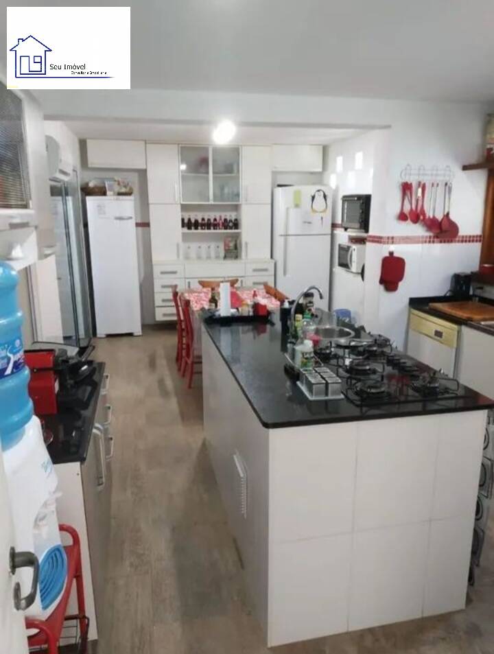 Casa para alugar com 6 quartos, 320m² - Foto 11